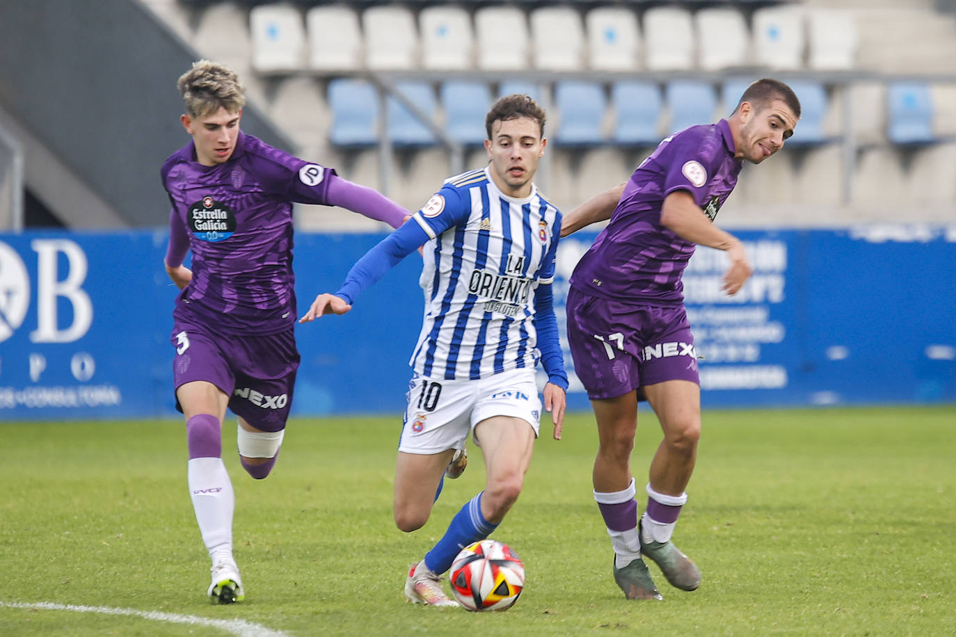 Basurto, de la Gimnástica, lucha por el balón entre Raúl Chasco y Dani Fernández.