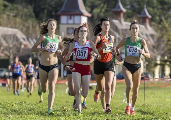 Natalia Bustamante (574) encabeza el grupo en la carrera femenina.