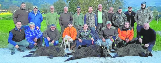 Miembros de la cuadrilla 91, de Molledo, que dirige Leandro Ceballos, con los tres jabalíes que cazaron el domingo en Montequemado.