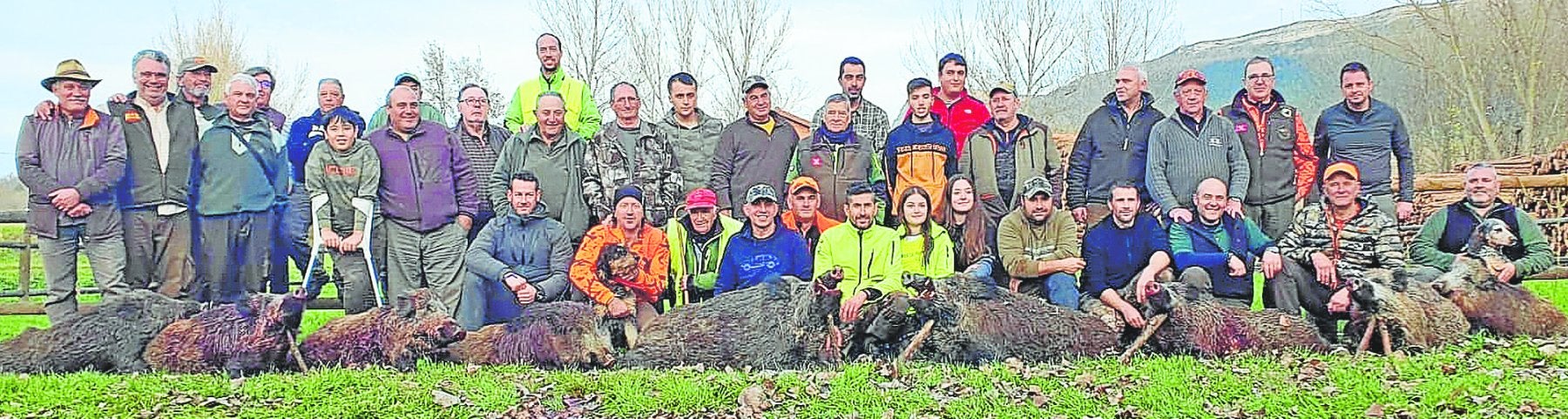 Cuadrilla de Los Vallucos, con los nueve jabalíes que abatió en el lote de Rocamundo, entre los que destacan dos ejemplares de 118 y 111 kilos.