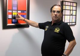 Joaquín Riego en una exposición de pintura.