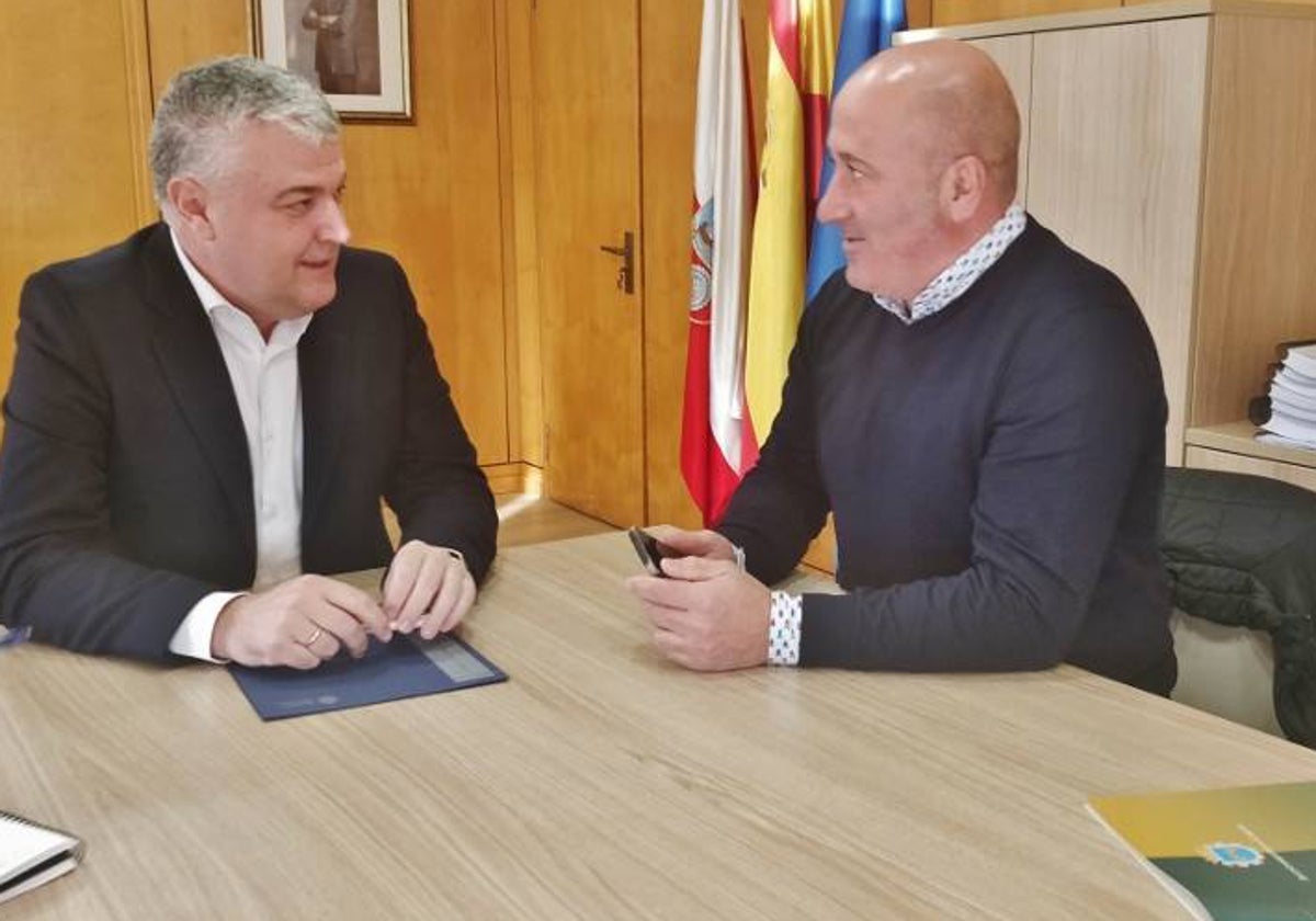 Encuentro entre el consejero de Economía y el alcalde de Cartes.