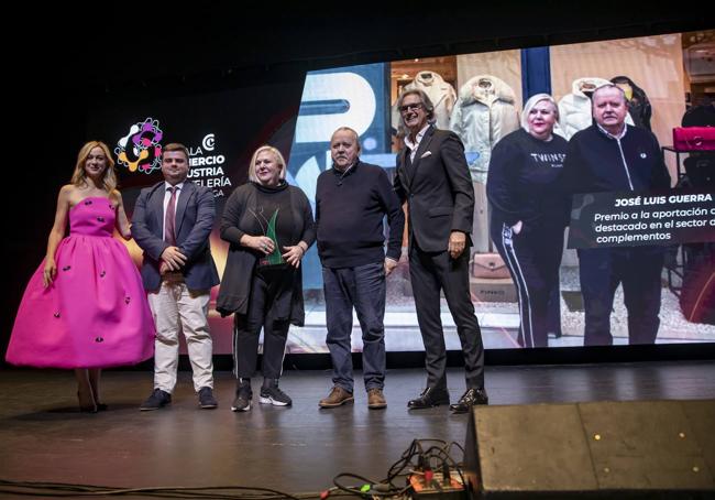 Miguel Ángel Vargas entregó el premio aportación de un negocio destacado sector Moda y Complementos a José Luis Guerra Moda