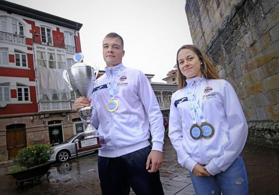 Juan de Quintana y Luna del Alba posan con sus medallas en las calles de Cabezón de Sal.