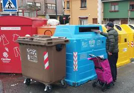 En Los Corrales las isletas cuentan ya con todo tipo de contenedores de recogida de residuos urbanos.