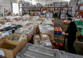 Las cajas de productos que han llegado entre el lunes y eñ martes al almacén del Banco de Alimentos, en Tanos (Torrelavega).