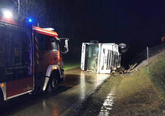 Dos heridos al caer un camión por un desnivel de la A-8 y volcar en una carretera paralela