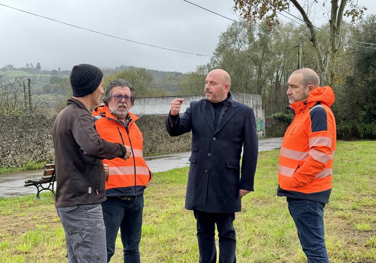 El alcalde de Laredo, Miguel González, en el terreno de los huertos urbanos.