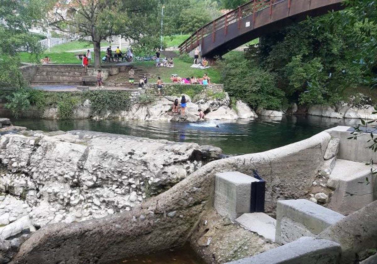 Presa salmonera del río Pas en Puente Viesgo.