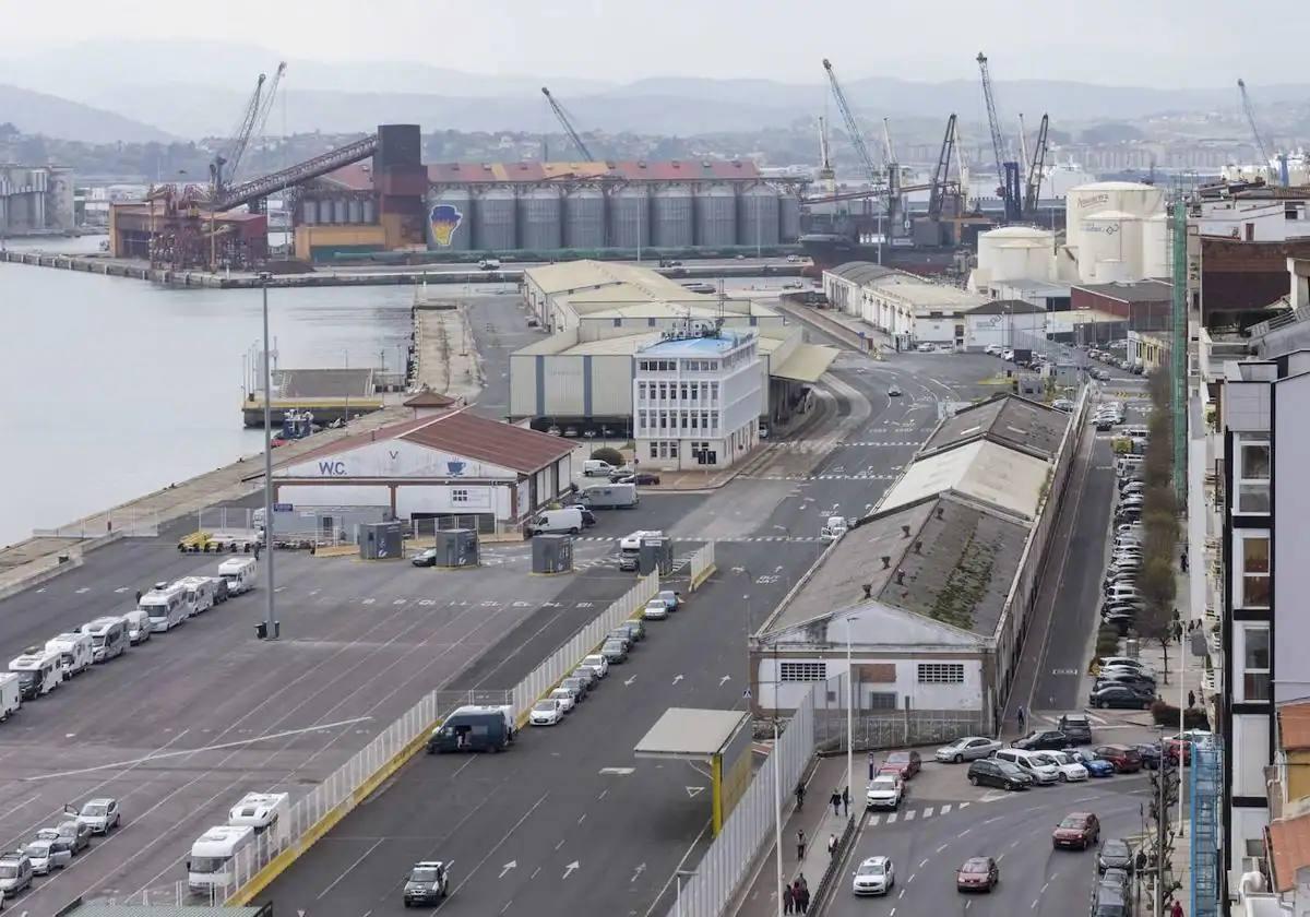 Muelles del Puerto de Santander pegados a la zona de Castilla-Hermida, con las terminales especializadas al fondo.