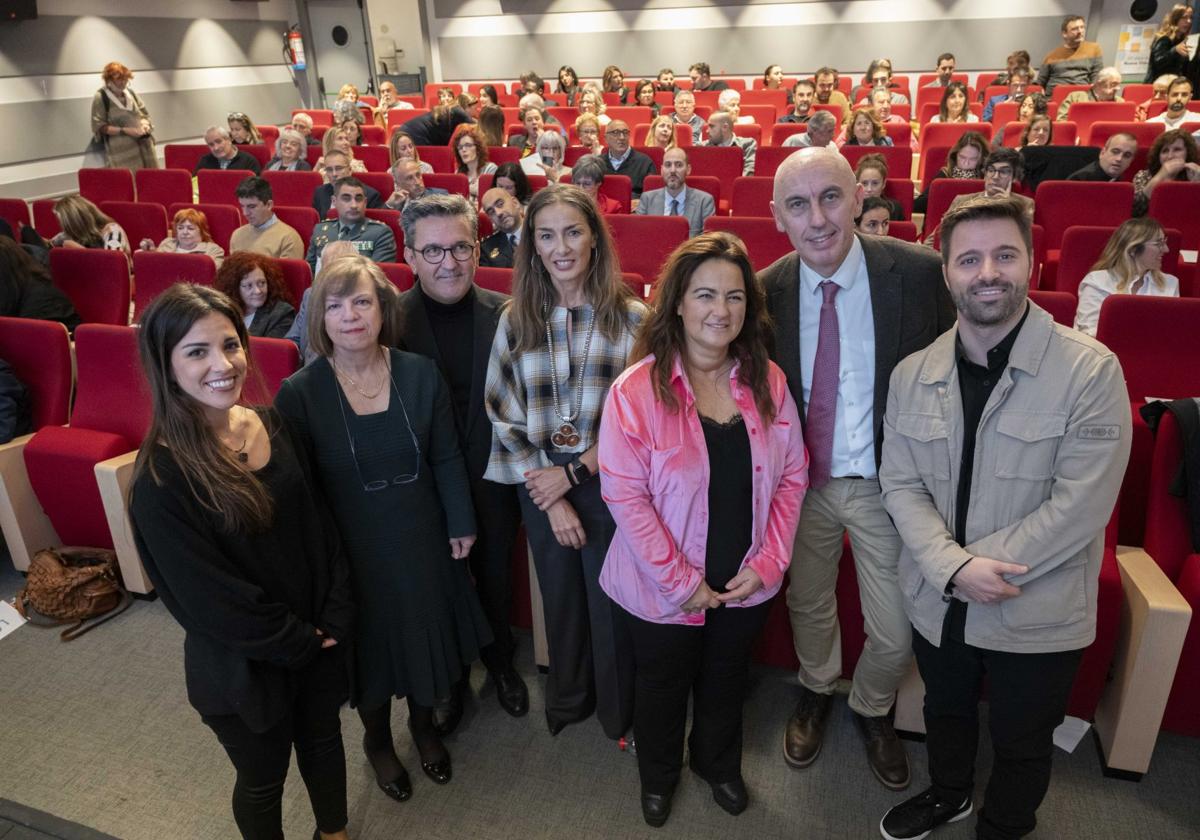 Parte del equipo de Nueva Vida, junto a la consejera Begoña Gómez del Río y la concejala Zulema Gancedo.