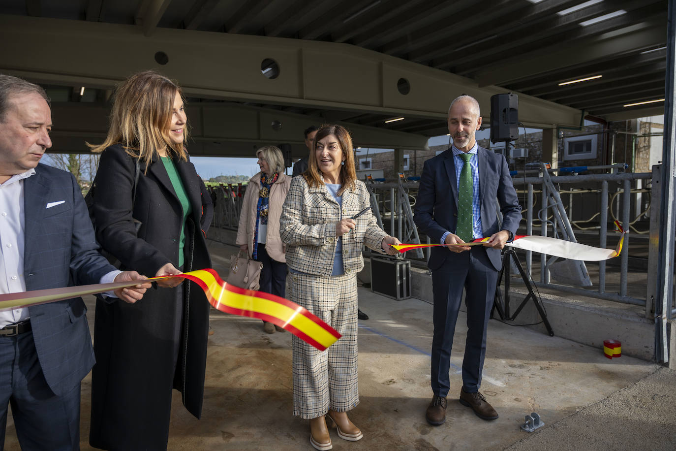 María José Sáenz de Buruaga y Sergio Silva, ayer en el nuevo establo tecnificado del CIFPLa Granja, en Heras.