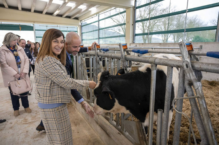 María José Sáenz de Buruaga y Sergio Silva, en el nuevo establo tecnificado del CIFPLa Granja, en Heras.