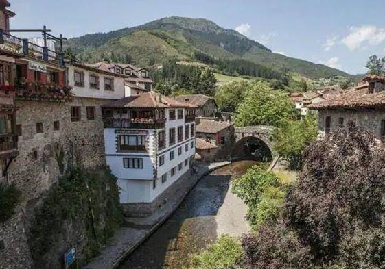 Vista general de Potes y el paseo por el Deva.