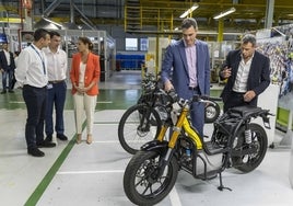 Pedro Sánchez, con Iñaki Calvo (derecha) en mayo en la planta de Treto.