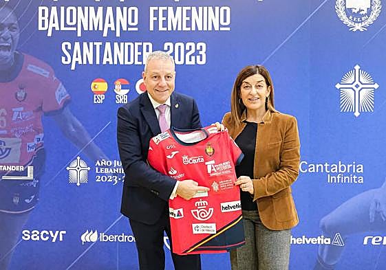 Francisco Blázquez y María José Sáenz de Buruaga muestran la camiseta de la selección con el logo del Año Jubilar.