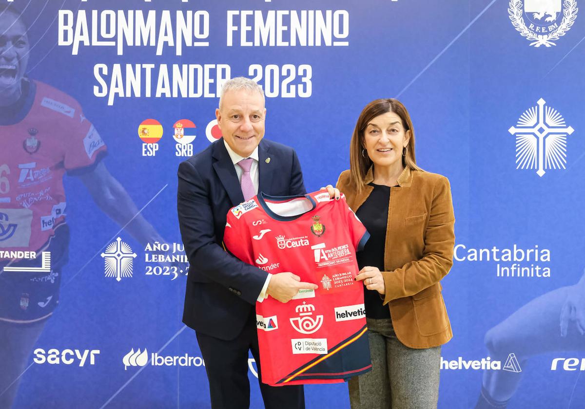 Francisco Blázquez y María José Sáenz de Buruaga muestran la camiseta de la selección con el logo del Año Jubilar.