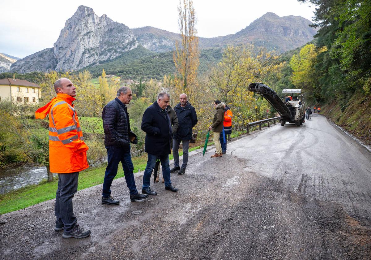 Fomento repara el argayo de la carretera de acceso a Lebeña