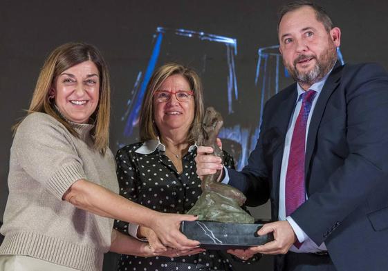 María José Sáenz de Buruaga y María Ángeles Pérez entregan el Premio Horeca a Enrique Quintana, de Cantabria Labs.