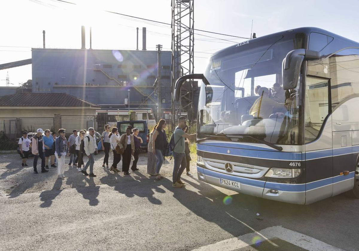 Usuarios de la línea C1, que conecta Santander con Reinosa, subiendo al autobús que realiza los transbordos el pasado 10 de junio, día en el que comenzó el corte del tráfico de trenes.