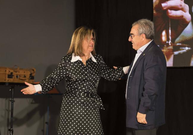 Pérez saluda a Chuchi Bedoya, que recibió la Insignia de Oro y Brillantes.