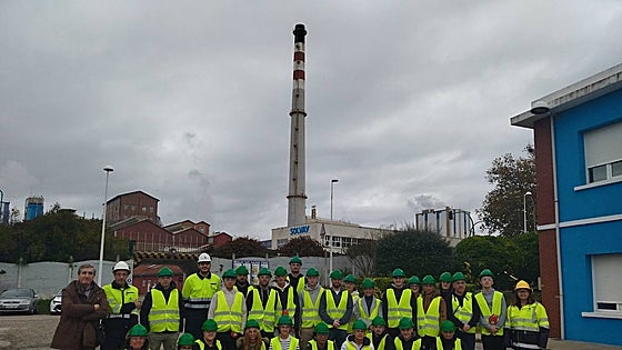 La fábrica de Solvay recibe la visita de los equipos del IES Besaya