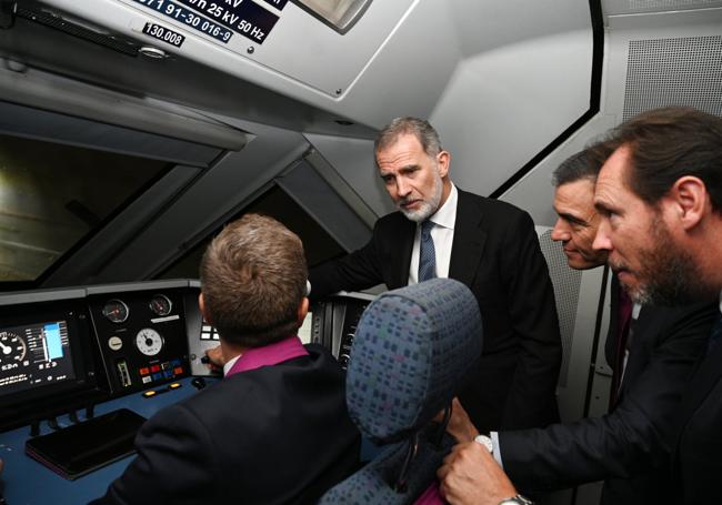 Felipe VI, Pedro Sánchez y Óscar Puente, ayer en la cabina del tren en el viaje inaugural del AVE a Asturias.