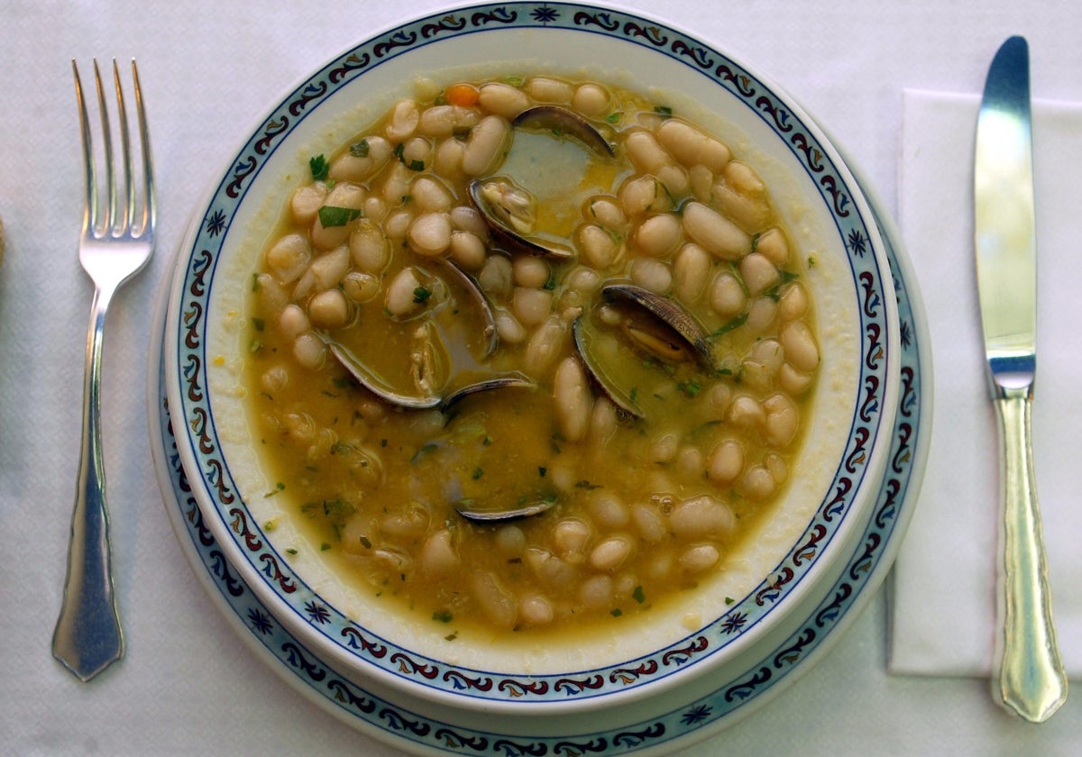 Alubias con almejas, un guiso muy de nuestra cocina tradicional.