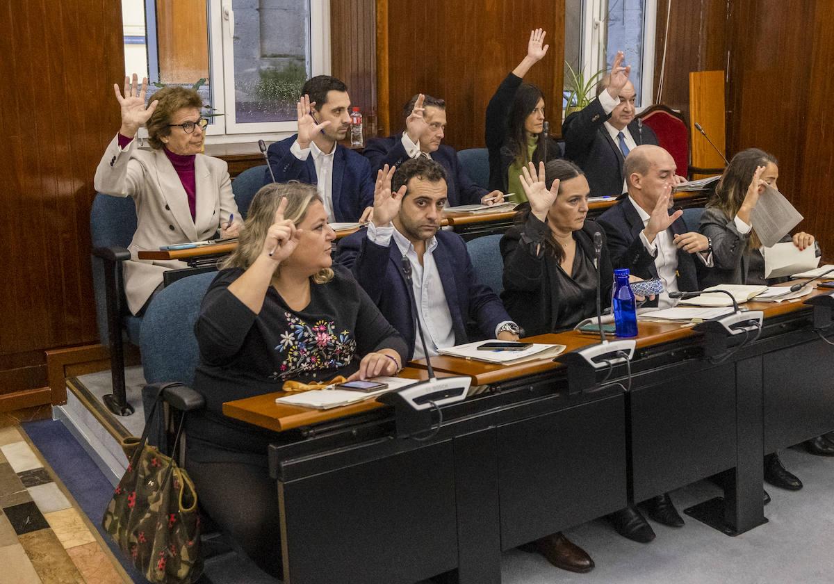 Los tres concejales de Vox y parte de la bancada de los populares votan durante la sesión del Pleno.