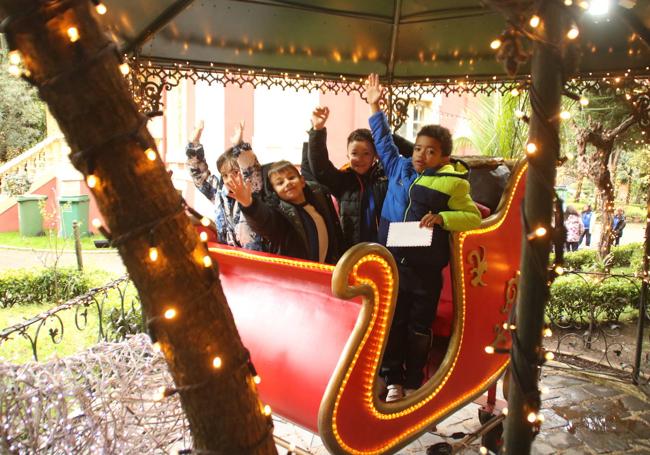 El grupo del colegio Purísima Concepción de Santander en su visita a la Fábrica de la Navidad. Los pequeños fueron los primeros que pudieron ver el secreto que esconde la mansión de Valdecilla.