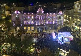 La plaza del Ayuntamiento en el momento del encendido.