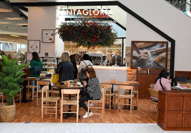 Las famosas Glorias, tanto dulces como saladas, junto a la más amplia selección de productos de pastelería para disfrutar en un nuevo e innovador espacio nunca utilizado antes en Valle Real con la llegada de Santa Gloria.