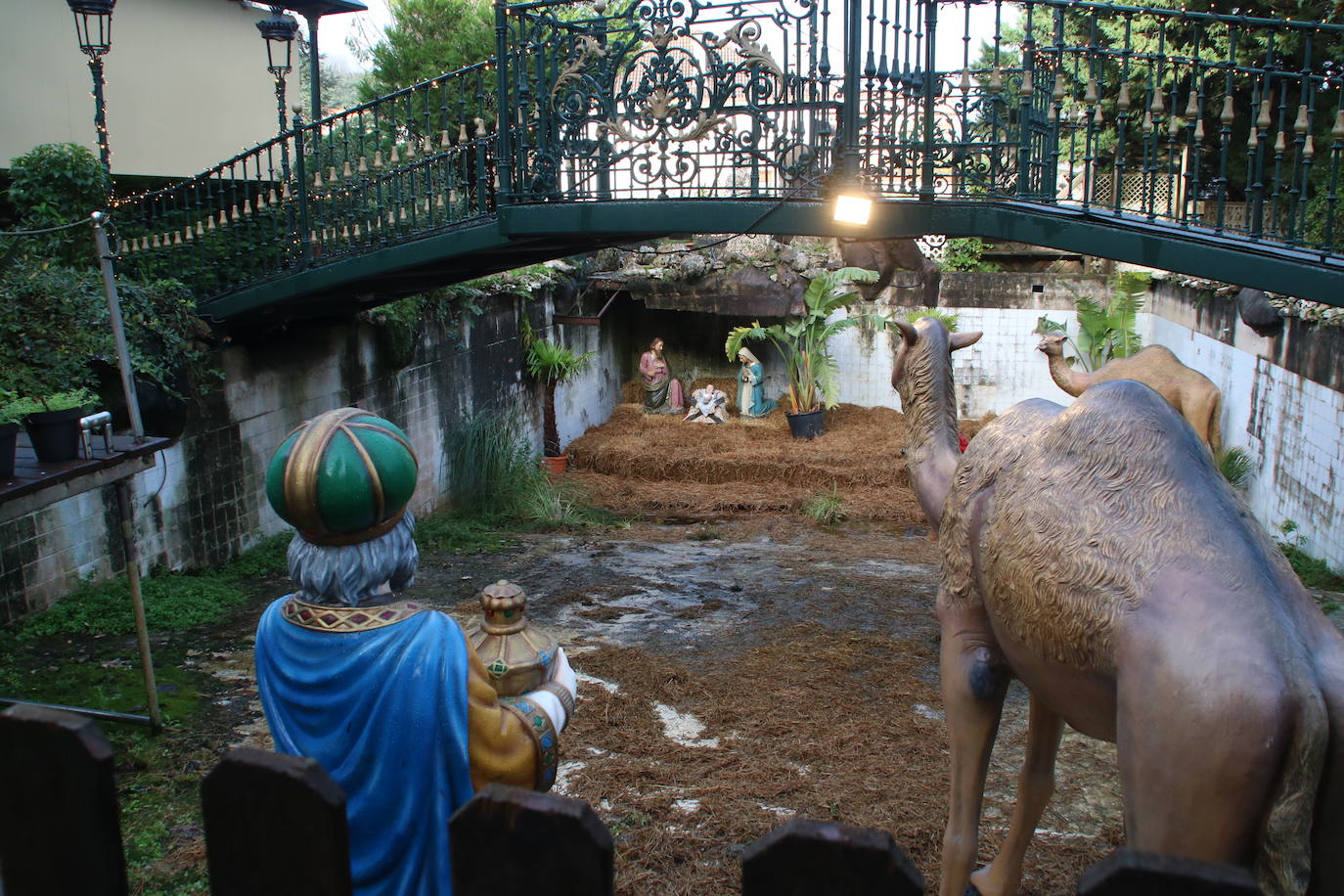 Nacimiento colocado en el puente de los deseos del recinto.