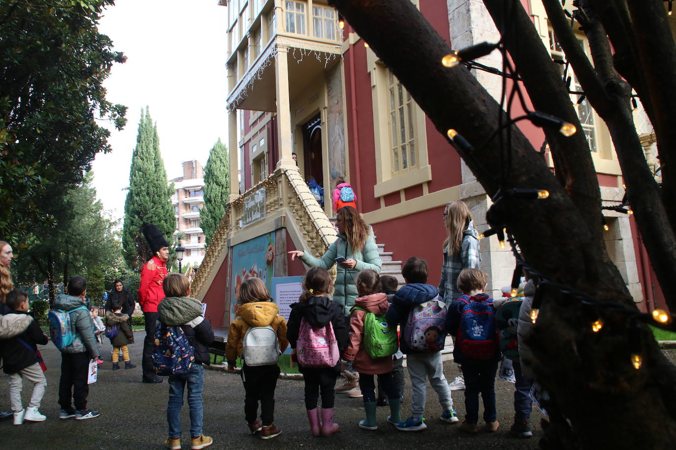 Un grupo de escolares se prepara para la visita.