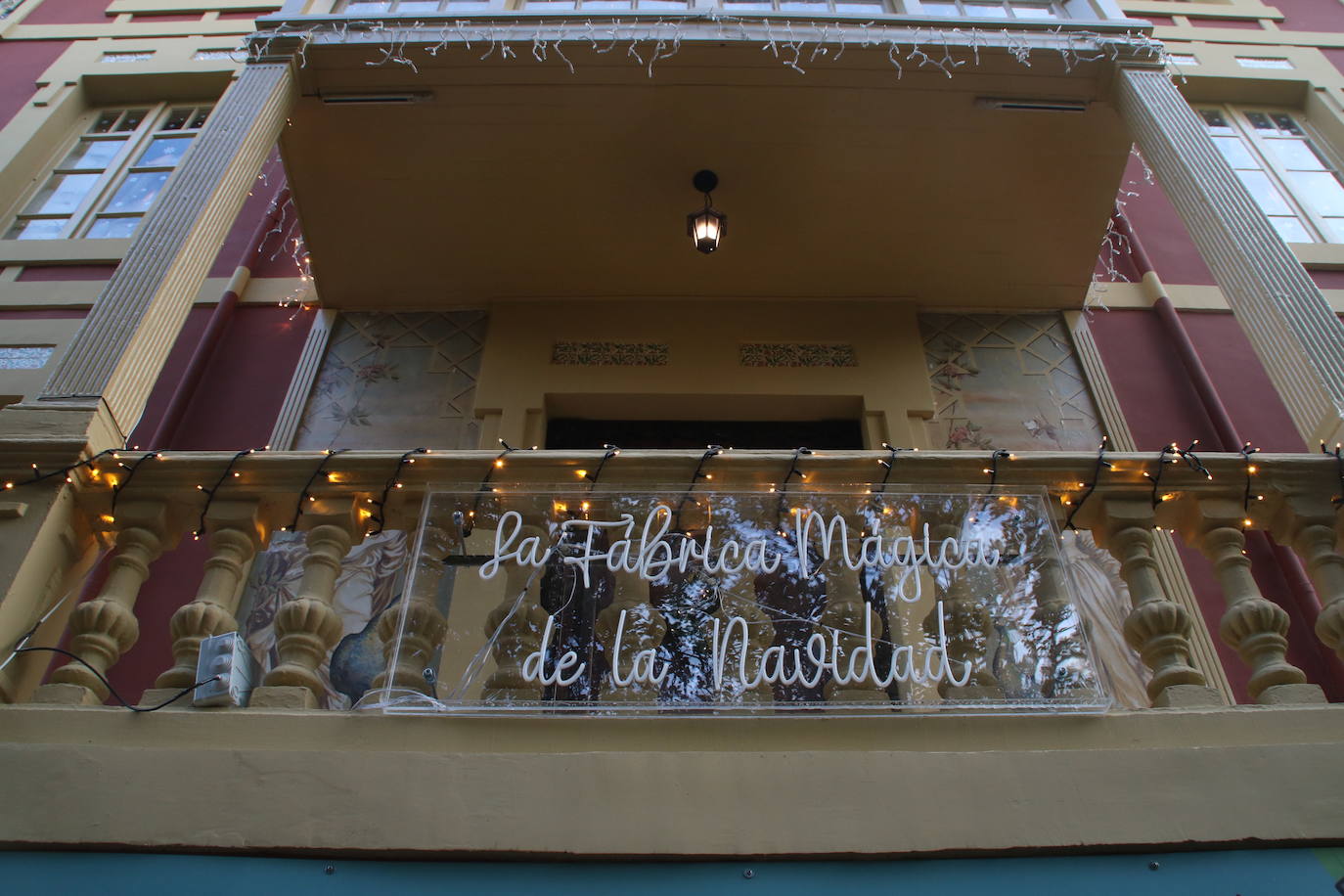 La casa y la fina está rodeada de luces de Navidad.