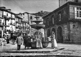 Fuente de la Cordera. Mujeres recogen agua en la fuente de la Plaza Marqués de Albaida.