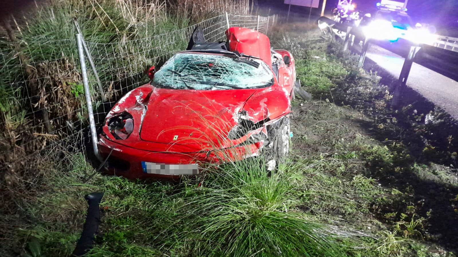 Imagen secundaria 1 - Herido el conductor de un Ferrari tras salirse de la vía en la A-67 a la altura de Gornazo