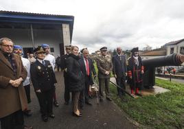 Los nuevos socios posan en el exterior del Museo de la Real Fábrica de Artillería de La Cavada momentos antes de disparar el cañón de 48 libras