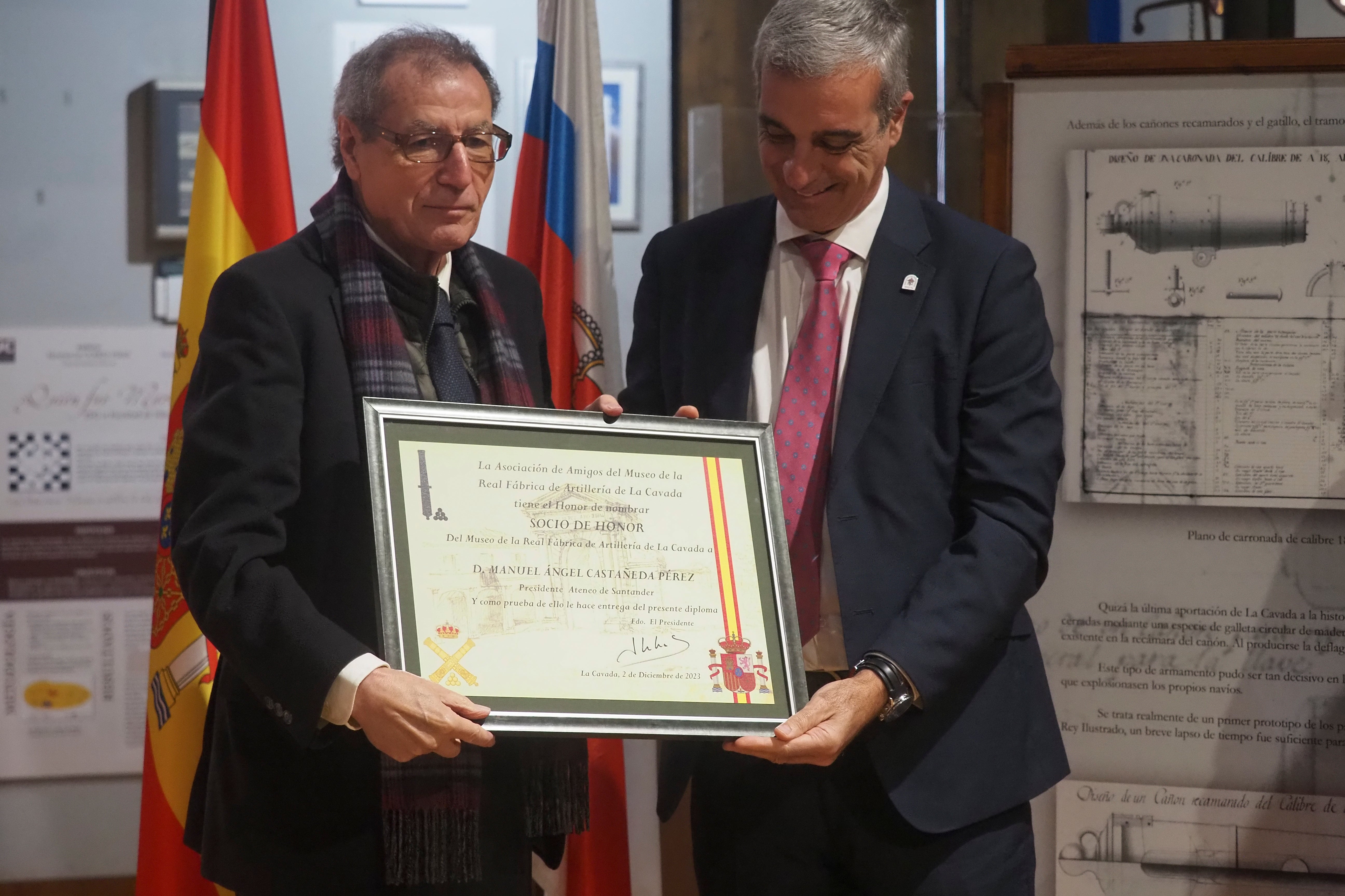 Manuel Ángel Castañeda recibe el título de socio de honor de manos de Gustavo Cubero, director general de Turismo