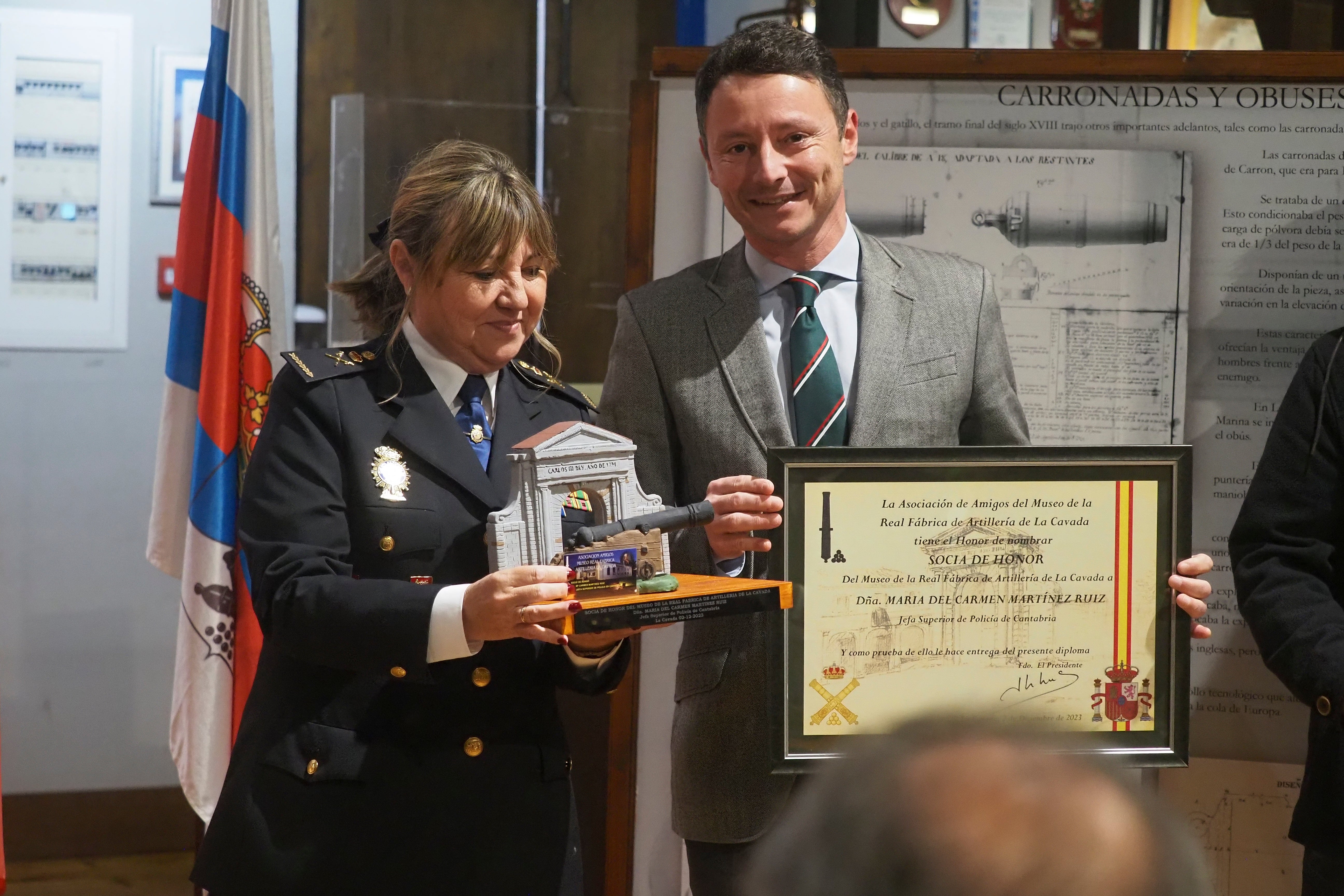 El vicepresidente primero del Parlamento de Cantabria, Alejandro Liz, entrega el título a la jefa superior de Policía de Cantabria, María del Carmen Martínez.