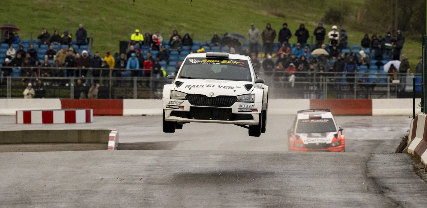 Víctor Senra realiza un espectacular salto con su Skoda.