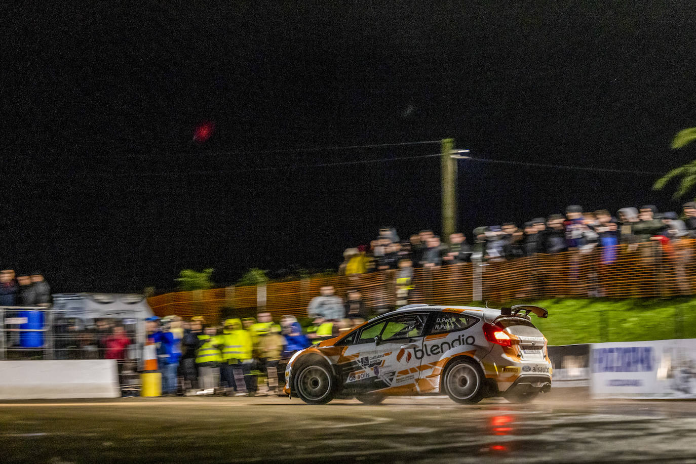 Dani Peña prueba su Ford ya por la noche en el circuito de La Roca.