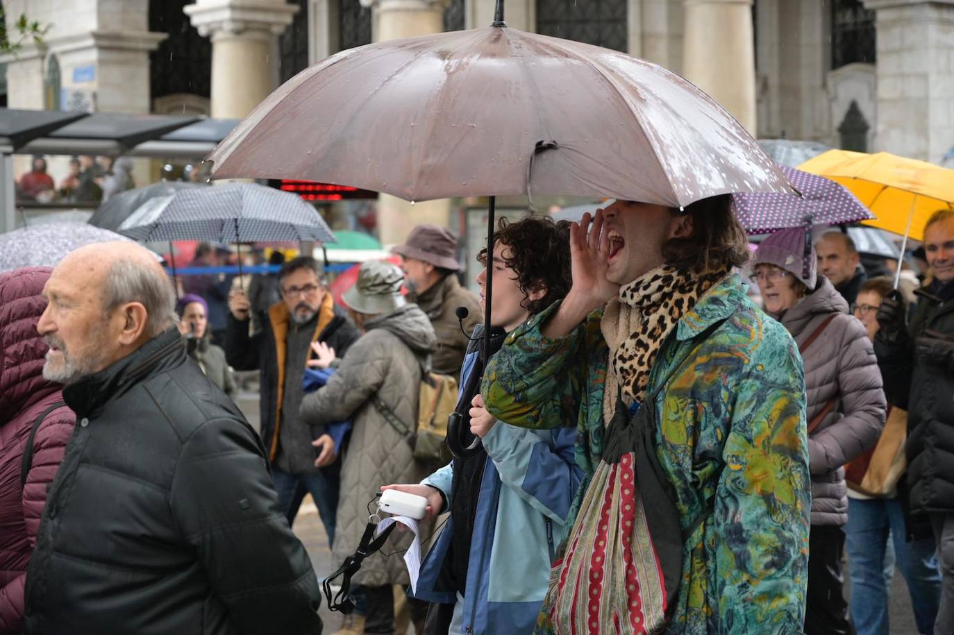 La manifestación se desarrolló pese a la persistente lluvia.