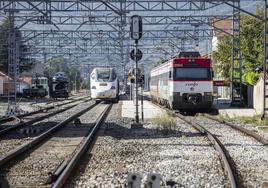 Dos trenes frente a los andenes de la estación de Reinosa, donde comenzará la futura línea de alta velocidad que comunicará Cantabria y Madrid.