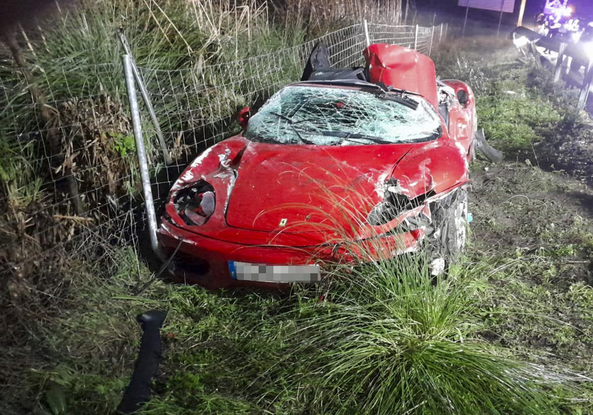 El Ferrari quedó totalmente destrozado.