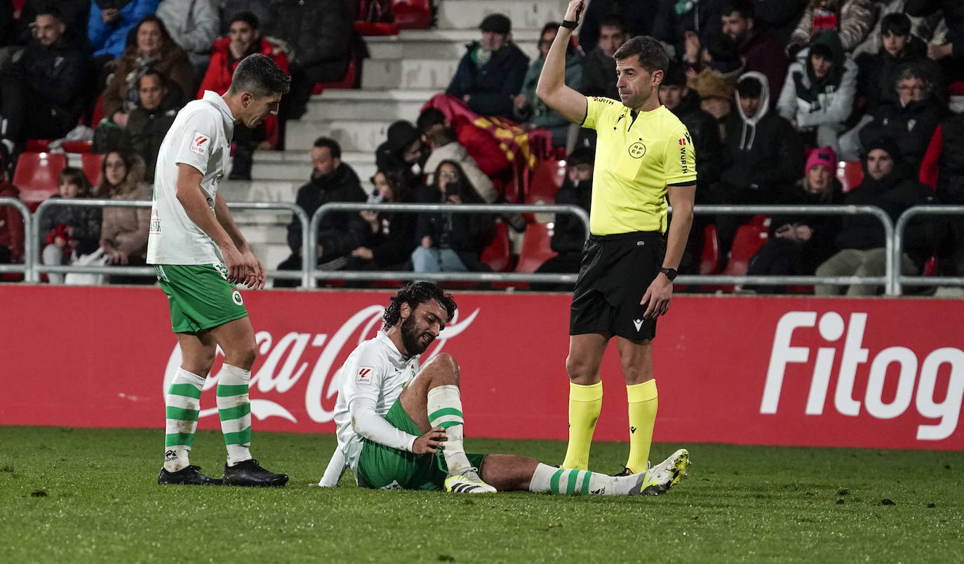 Grenier se duele tras una entrada mientras Íñigo se interesa por él y Ávalos Barrera pita la falta. El francés tuvo que ser sustituido.