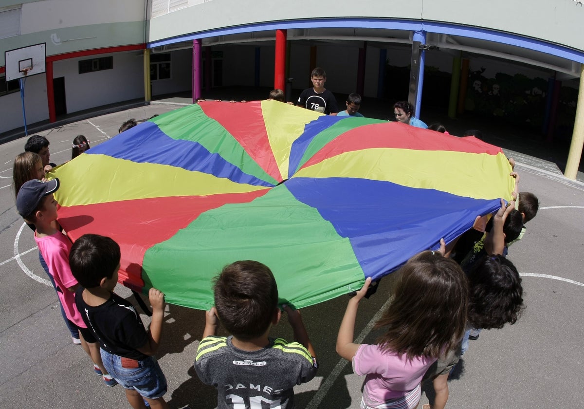 Actividad del programa Abierto en Vacaciones en un colegio de Torrelavega.