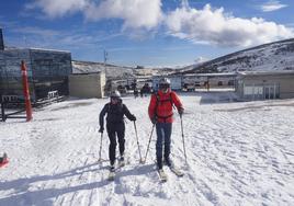 Dos esquiadores parten, este domingo, con los esquís de travesía desde la zona baja de la estación de invierno de Alto Campoo.