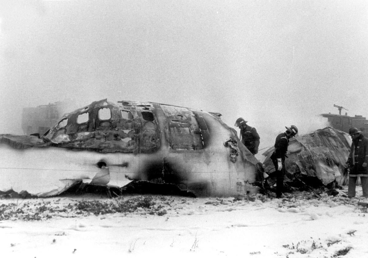 Tres bomberos intervienen en el accidente del 7 de diciembre de 1983 en el que impactaron los dos aviones. abc