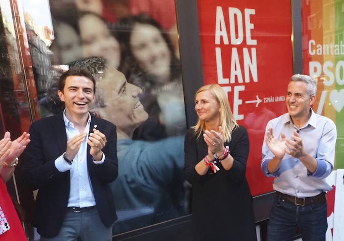 Pedro Casares y Noelia Cobo, con Pablo Zuloaga, durante la campaña electoral